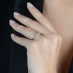 Anel Prateado Aparador de Aliança Cravejado com 7 Pedras de Zircônia - Imagem 2