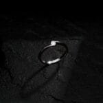 Anel Prateado Solitário Ponto de Luz Zircônia - Imagem 3