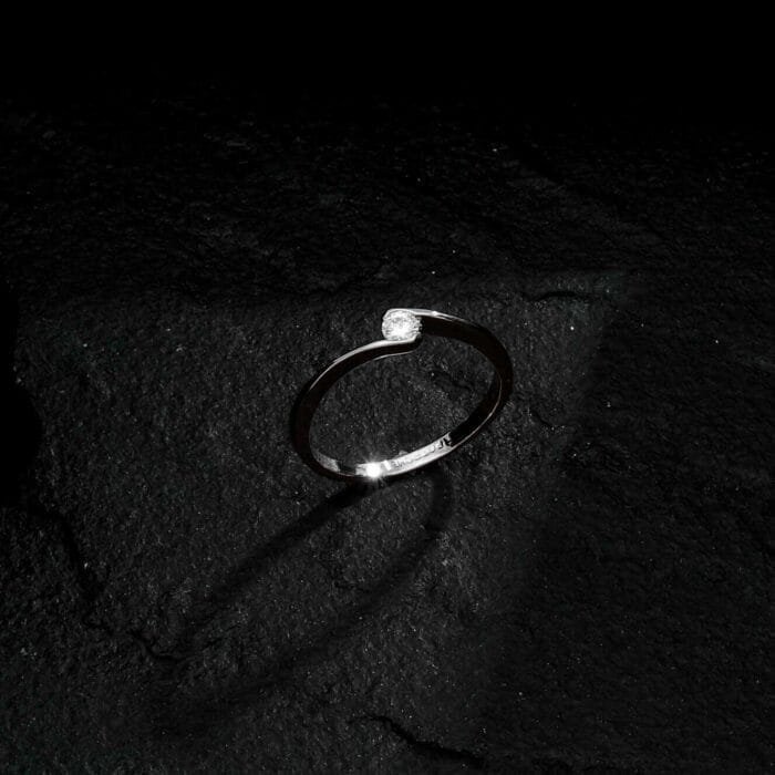 Anel Prateado Solitário Ponto de Luz Zircônia - Imagem 3