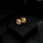 Brinco Dourado de Argolinha Vazado com Pedras de Zircônia - Imagem 3