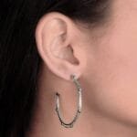 Brinco Prateado de Argola com Corrente Esferas e Pérolas - Imagem 2