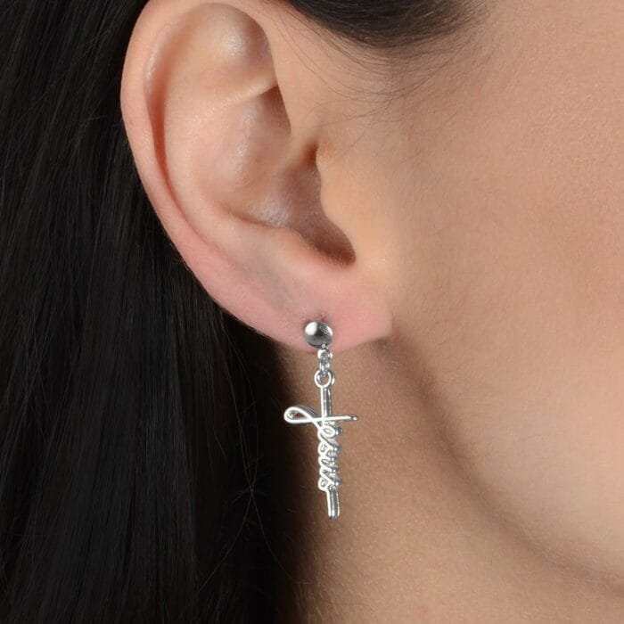 Brinco Prateado de Cruz com a Palavra Jesus - Imagem 2