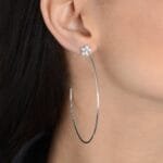 Brinco Prateado Grande de Argola com Detalhe de Flor em Strass - Imagem 2