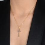 Colar Dourado de Cruz Cravejado de Pedra Natural Negra - Imagem 2