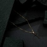 Colar Dourado de Cruz Cravejado de Pedra Natural Negra - Imagem 3