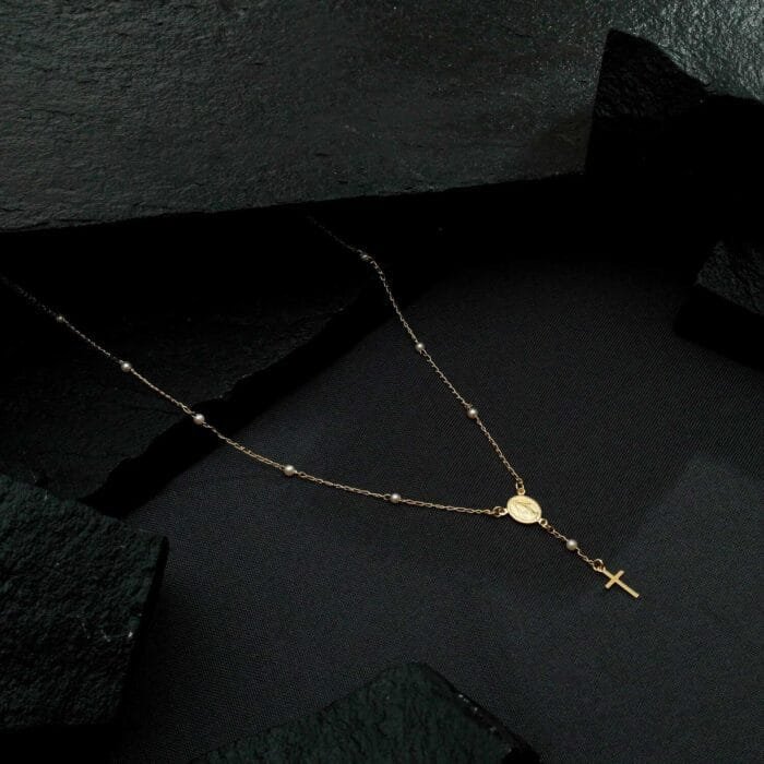 Colar Dourado Religioso Terço Cruz e Pérolas - Imagem 3