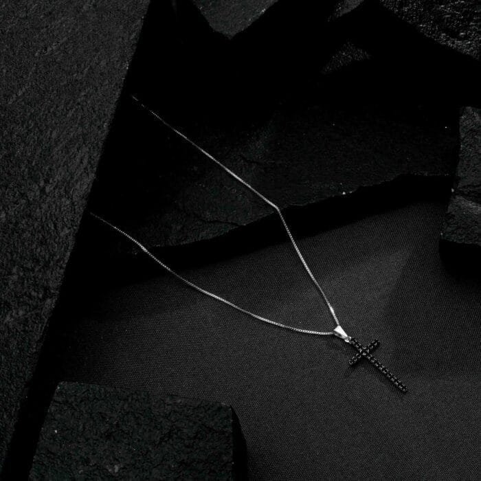 Colar Prateado de Cruz Cravejado de Pedra Natural Negra - Imagem 3