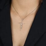 Colar Prateado Religioso de Cruz Jesus - Imagem 2