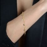 Pulseira Dourada com Pingentes de Coração e Estrela - Imagem 2