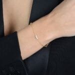 Pulseira Dourada de Pérolas com Ponto de Luz - Imagem 2