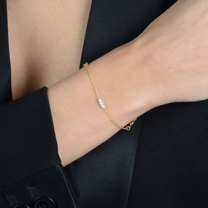 Pulseira Dourada de Pérolas com Ponto de Luz - Imagem 2