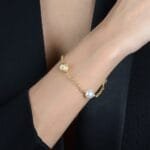 Pulseira Dourada Elo Português com Pérolas e Esferas Vazadas - Imagem 2