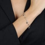 Pulseira Prateada com Pingentes de Coração e Esferas - Imagem 2