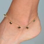 Tornozeleira Dourada de Chapas Quadradas - Imagem 2
