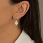 BRINCO ARGOLA CRAVEJADO TREVO BRANCO - Imagem 2