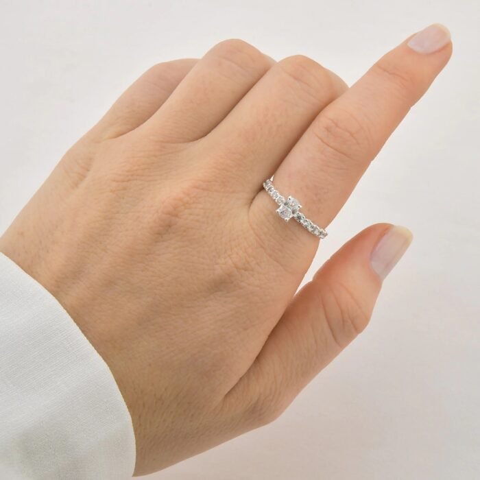 Anel Oval Cristal Cravejado de Prata 925 - Imagem 2