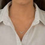 Colar Pingente V Cravejado com Zircônias  Coloridas - Imagem 2