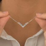 Colar Pingente V Cravejado com Zircônias  Coloridas - Imagem 3