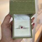 Anel Solitário Coração Vermelho Cravejado em Prata 925