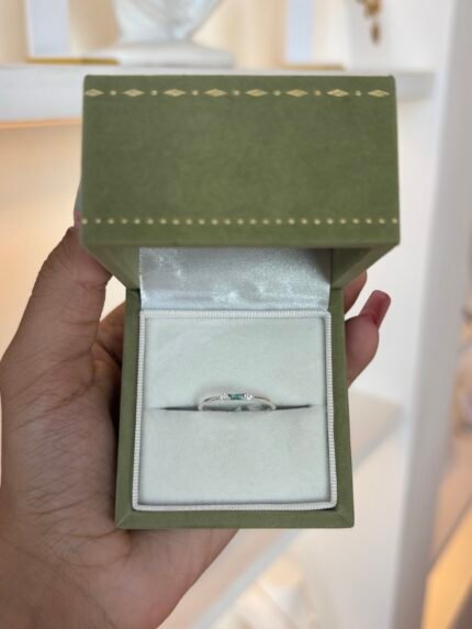 Anel Solitário Emeralda Baguette em Prata 925