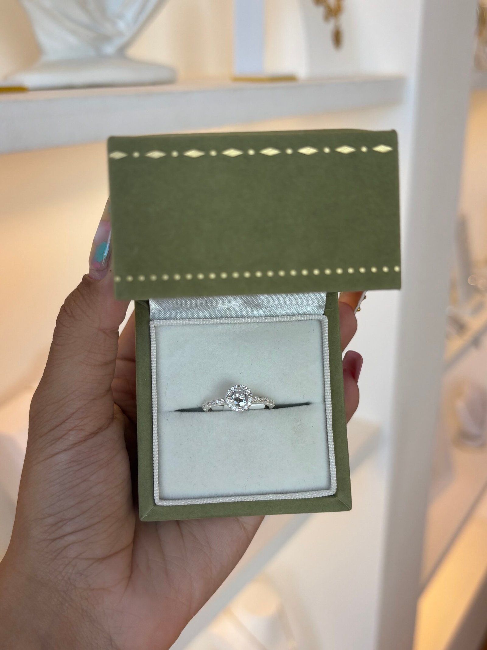 IMG_2007 Anel Solitário Redondo Cravejado em Prata 925 - Imagem 1