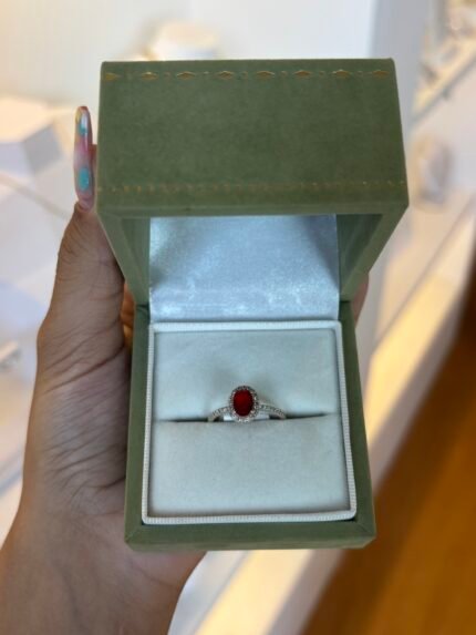 Anel Solitário Oval Vermelho em Prata 925