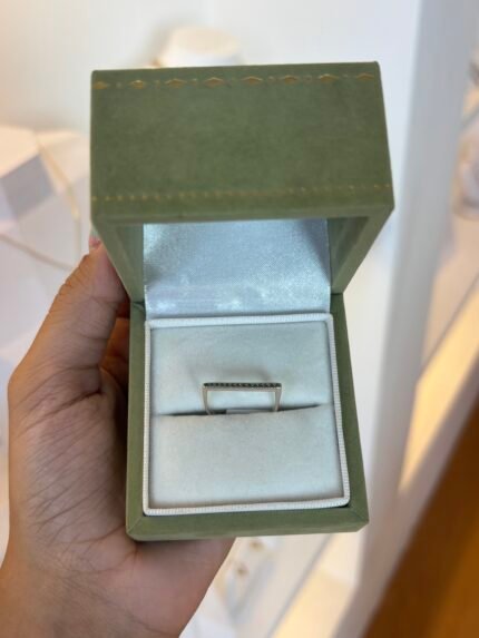 Anel  Reto Cravejado C/ Pedra Verde em Prata 925