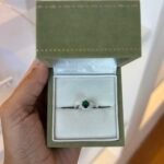 Anel Solitário Esmeralda em Prata 925