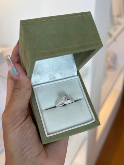 Anel Solitário Cravejado De Zircônia em Prata 925