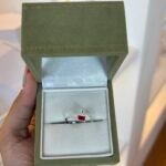 Anel Pedra Retangular Rubi com Aro Cravejado em Prata 925