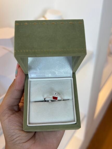 Anel Pedra Retangular Rubi com Aro Cravejado em Prata 925