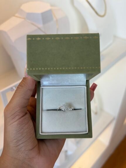 Anel Inicial "M" Cravejado em Prata 925