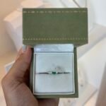 Anel de Prata com Zircônia Verde Baguette e Ponto de Luz Em Prata 925K