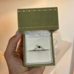 Anel Clássico Ponto de Luz Verde em Prata 925K