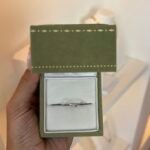 Anel V Minimalista em Prata 925