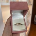 Anel Aliança Com Fenda Cravejada em Aço Inoxidável