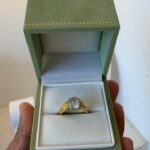 Anel Solitário Ponto de Luz Dourado