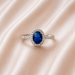 Anel oval azul cravejado