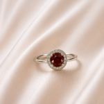Anel oval vermelho cravejado