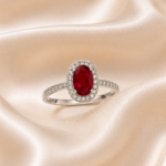 Anel oval vermelho cravejado